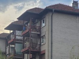 Policijske trake i uviđaj nakon pada devojke sa terase u Novom Pazaru