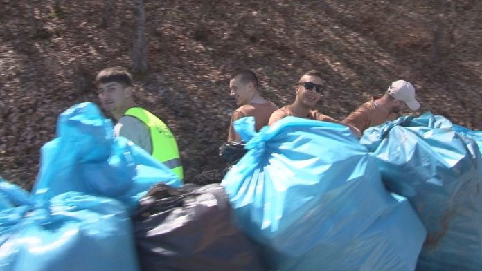 Građani Sjenice u akciji čišćenja Postrmca uklanjaju prikupljeno smeće