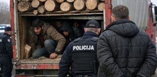 U kamionu s drvima otkriveno 38 migranata: uhapšen vozač iz Crne Gore Policijska kontrola kamiona na granici Bosne i Hercegovine i Hrvatske