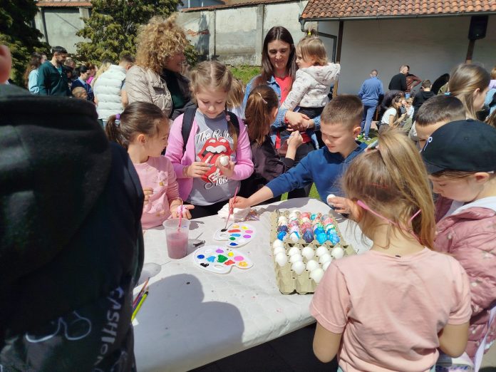 Deca šaraju vaskršnje jaje na takmičenju u Novom Pazaru