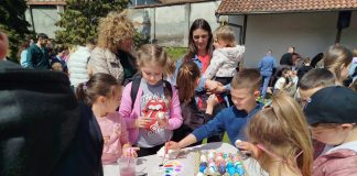 U Novom Pazaru održano takmičenje za najlepše Vaskršnje jaje Deca šaraju Vaskršnja jaja tokom takmičenja u Novom Pazaru