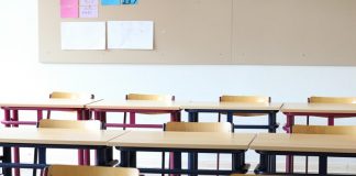 Učenici danas na prolećnom raspustu: povratak u klupe posle Uskrsa Učenici izlaze iz škole tokom prolećnog raspusta