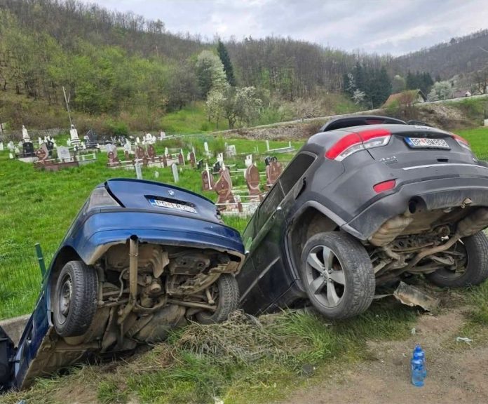 Saobraćajna nezgoda kod Potkrajaca: dva vozila u kanalu pored magistralnog puta