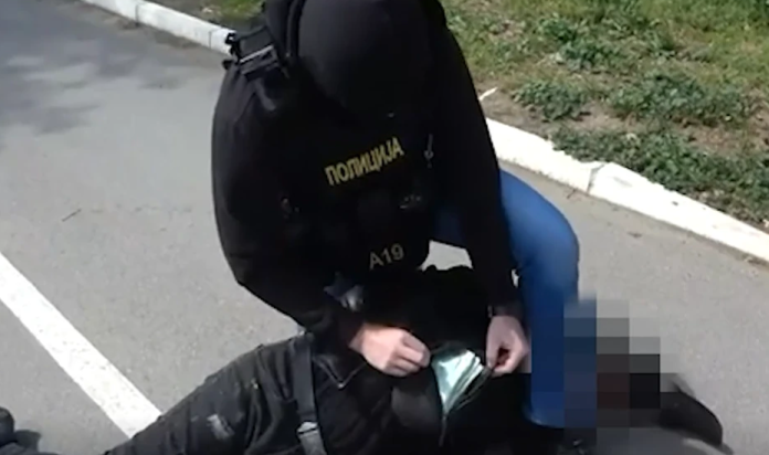 Policija u akciji tokom hapšenja osumnjičenog lažnog hirurga u Beogradu