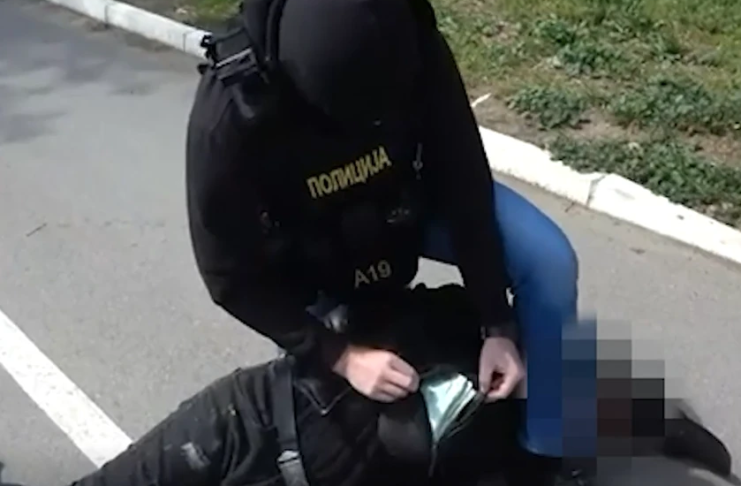 Policija u akciji tokom hapšenja osumnjičenog lažnog hirurga u Beogradu
