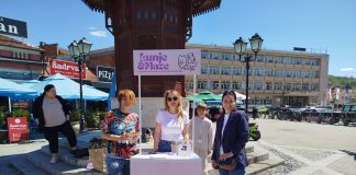 Ulična akcija „Nahrani i pomazi“: Podrška napuštenim životinjama na šetalištu kod Sebilja Aktivisti dele flajere i paketiće pomoći napuštenim životinjama na šetalištu kod Sebilja