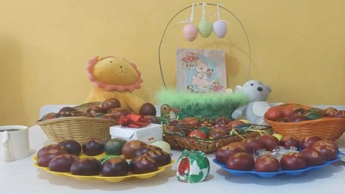 Vernici u crkvi tokom proslave Vaskrsa, praznična atmosfera i okupljanje porodica