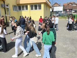 Učenici i nadležni učestvuju u uređenju školskog dvorišta i sadnji sadnica u Novom Pazaru