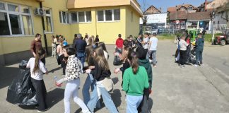 Velika ekološka akcija u Novom Pazaru: uređuju se školska dvorišta i sade stabla Učenici i nadležni učestvuju u uređenju školskog dvorišta i sadnji sadnica u Novom Pazaru