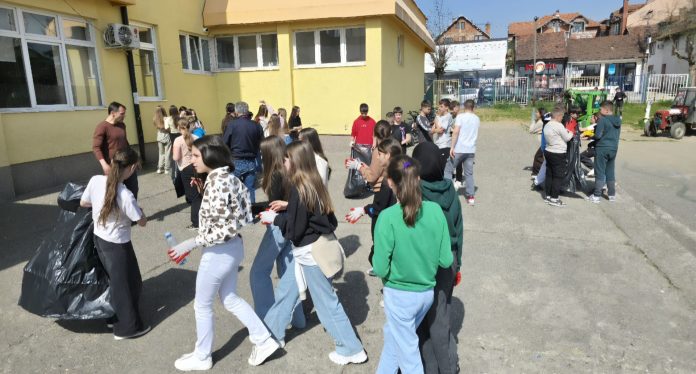 Učenici i nadležni učestvuju u uređenju školskog dvorišta i sadnji sadnica u Novom Pazaru