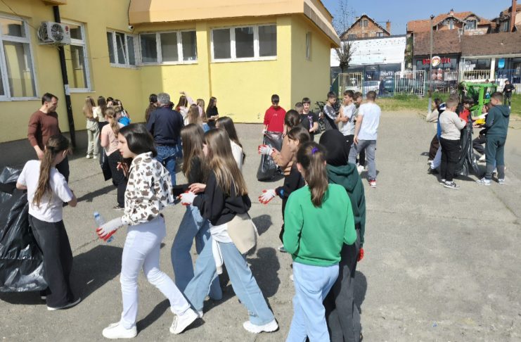 Učenici i nadležni učestvuju u uređenju školskog dvorišta i sadnji sadnica u Novom Pazaru