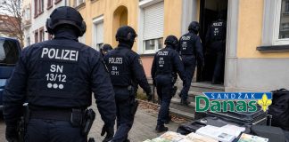 Velika policijska akcija u Nemačkoj: razbijena mreža zloupotrebe boravišnih dozvola Policajci u raciji u Nemačkoj, zaplenjena dokumenta i novac