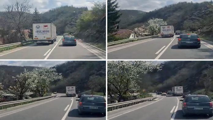 Kamion iz Novog Pazara u opasnom preticanju na Ibarskoj magistrali