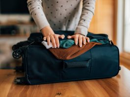 Ženska putna torba u letnjem stilu spremna za morsku rutu