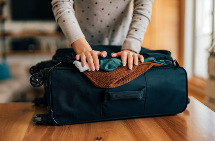 Ženska putna torba u letnjem stilu spremna za morsku rutu