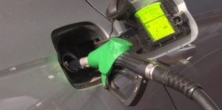 Benzin miruje, dizel poskupljuje: nove cene goriva u narednoj sedmici Benzinska pumpa sa cenama evrodizela i benzina
