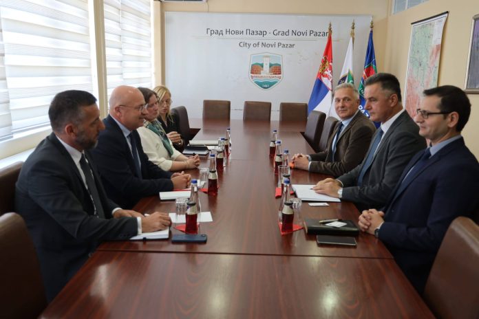 Delegacija OEBS-a u razgovoru sa gradonačelnikom Novog Pazara Nihatom Biševcem