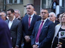 Podizanje bošnjačke nacionalne zastave ispred sedišta BNV-a u Novom Pazaru
