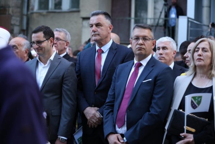 Podizanje bošnjačke nacionalne zastave ispred sedišta BNV-a u Novom Pazaru