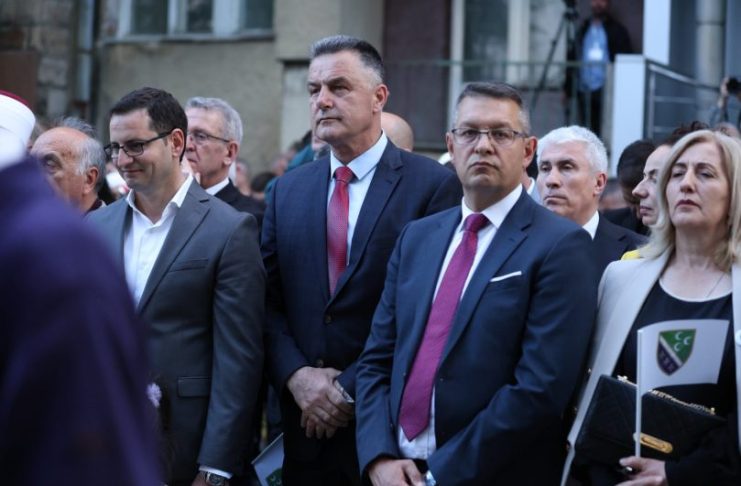 Podizanje bošnjačke nacionalne zastave ispred sedišta BNV-a u Novom Pazaru