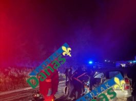 Policija i ekipe na mestu sudara Golfa i Opel Astre kod Piloreta