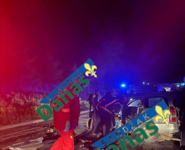 Policija i ekipe na mestu sudara Golfa i Opel Astre kod Piloreta