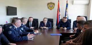 Dačić: MUP nastavlja ulaganja u opremu i uslove rada Ivica Dačić tokom obilaska policijske i vatrogasno-spasilačke jedinice u Novom Pazaru