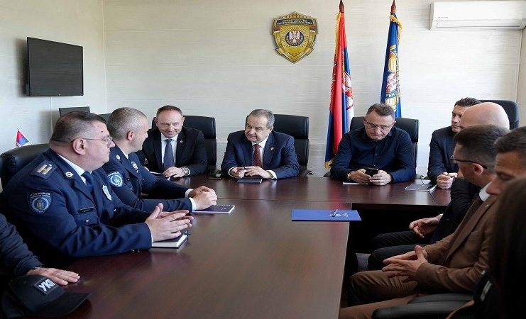 Ivica Dačić tokom obilaska policijske i vatrogasno-spasilačke jedinice u Novom Pazaru