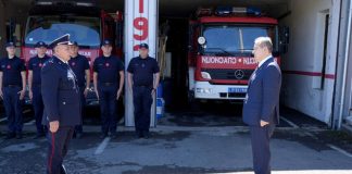 Dačić: MUP nastavlja ulaganja u opremu i uslove rada u Novom Pazaru Ivica Dačić sa rukovodstvom policije i vatrogasaca u Novom Pazaru
