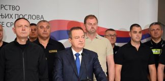 Dačić: Napadi na policiju nisu politika, već ekstremizam i nasilje Ivica Dačić na konferenciji za medije nakon napada na policiju u Beogradu