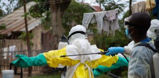 Ebola izmiče kontroli: SZO proglasila globalnu vanrednu situaciju Ilustracija ebole: zdravstveni radnici i zaštitna oprema u aktivnosti suzbijanja virusa
