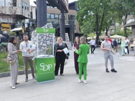 Predstavnici Foruma mladih SDP na štandu u Novom Pazaru povodom 11. maja