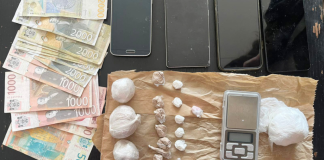 (FOTO) Heroin, kokain i novac: policija uhapsila trojicu osumnjičenih na Zvezdari i Voždovcu Policija tokom pretresa stana u Beogradu pronašla heroin, kokain, vagicu i novac
