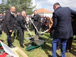 Prazna parcela u Rasnu kod Sjenice gde je planirana “Pešter sahat-kula”