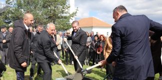 Gde je nestao novac za “Pešter sahat-kulu” u Rasnu kod Sjenice? Prazna parcela u Rasnu kod Sjenice gde je planirana “Pešter sahat-kula”