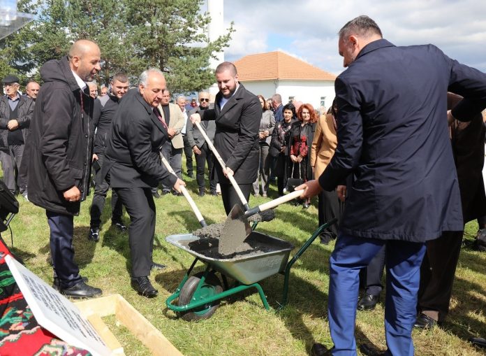 Prazna parcela u Rasnu kod Sjenice gde je planirana “Pešter sahat-kula”