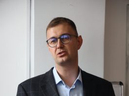 Učenici i predstavnici Gimnazije na akciji „Na maturu bez automobila“ u Novom Pazaru