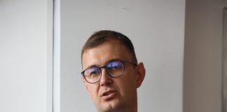 Gimnazija u Novom Pazaru: akcija „Na maturu bez automobila“ za bezbednije mlade Učenici i predstavnici Gimnazije na akciji „Na maturu bez automobila“ u Novom Pazaru
