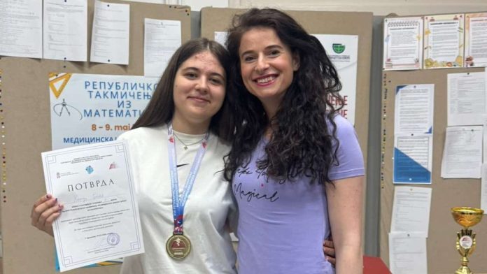 Hanadi Grbović iz Medicinske škole „Dva heroja“ sa osvojenim prvim mestom