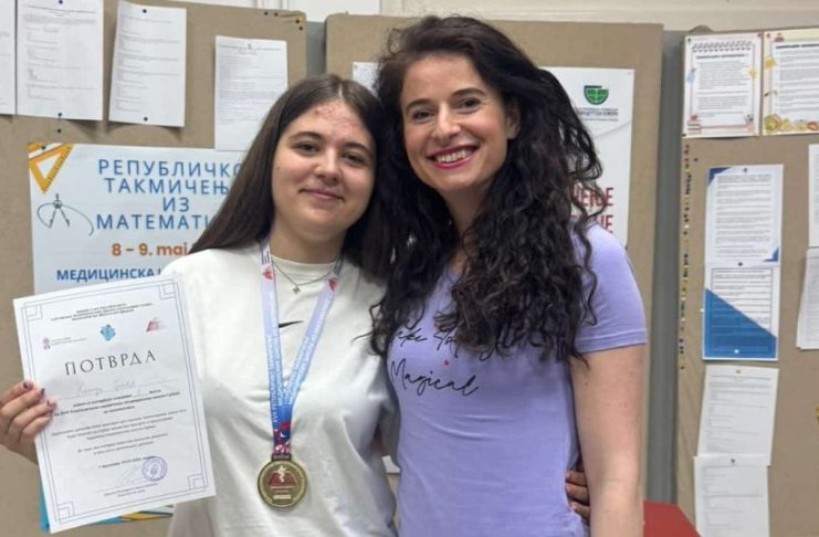 Hanadi Grbović iz Medicinske škole „Dva heroja“ sa osvojenim prvim mestom