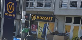 Haos u Sjenici: smeće po ulicama, iscepane zastave i sve više pitanja građana Smeće pored kontejnera u ulicama Sjenice i iscepane zastave ispred zgrade opštine