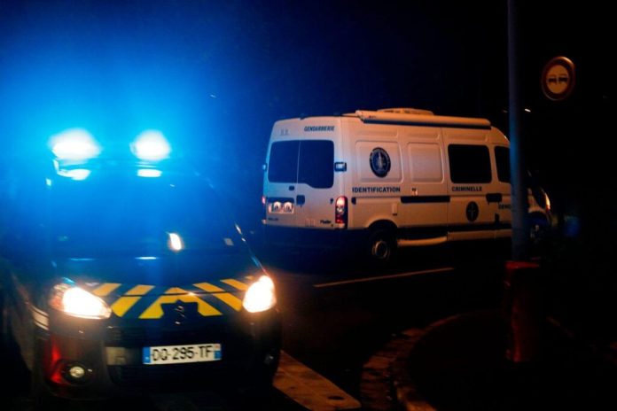 Ilustracija: policijska traka i mesto zločina u Francuskoj nakon napada nožem