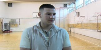 Mladi šampion pobeđuje i u ringu i u školi Muhamed Dupljak sa medaljom nakon osvajanja prvenstva Srbije u lou-kiku