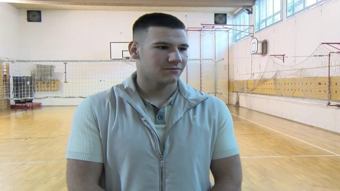 Muhamed Dupljak sa medaljom nakon osvajanja prvenstva Srbije u lou-kiku