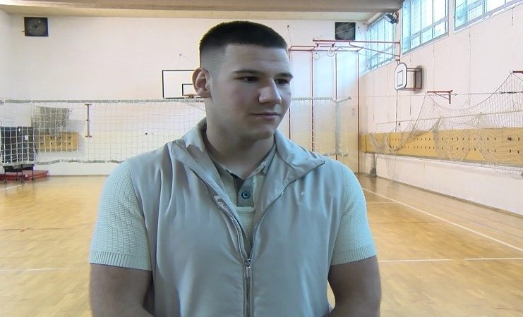 Muhamed Dupljak sa medaljom nakon osvajanja prvenstva Srbije u lou-kiku