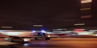 Mladić (19) izboden kod Mostarske petlje: bori se za život Policija i hitna pomoć na mestu napada nožem kod Mostarske petlje u Beogradu