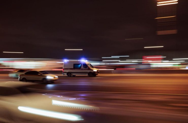 Policija i hitna pomoć na mestu napada nožem kod Mostarske petlje u Beogradu