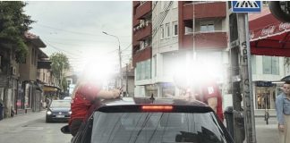 Mladost ne sme da bude izgovor za neodgovornost u saobraćaju Ilustracija saobraćaja i upozorenje na rizično ponašanje tokom proslava mature