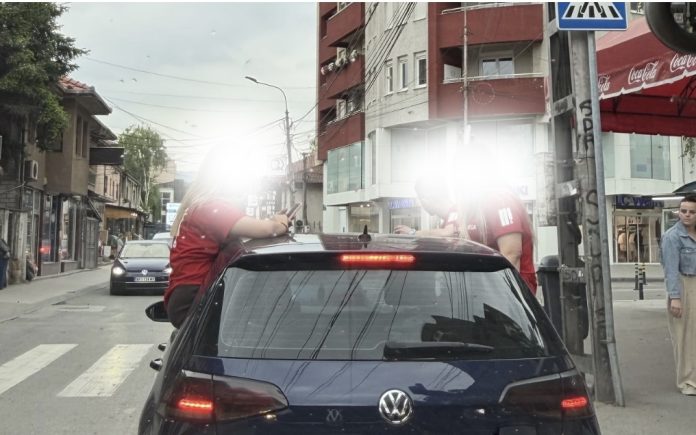 Ilustracija saobraćaja i upozorenje na rizično ponašanje tokom proslava mature