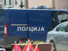 Sudnica i policijski znak u pozadini